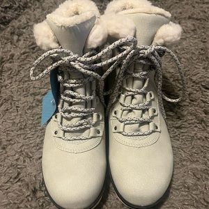 Light gray ankle boots. Size 6.5 with faux fur lining